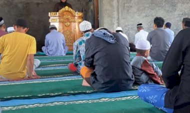 KEGIATAN-COOLLING-SYSTEM-DAN--PENGGALANGAN-DENGAN-IMAM-MASJID-NURUL-HUDA-BEBENG-BAPAK--H.-ALI-RODJA-DAN-JAMAAH-MASJID-NURUL-HUDA-BEBENG-DALAM-RANGKA-MENDUKUNG-PILKADA-DAMAI-2024-DI-WILAYAH-KAB.-SIKKA
