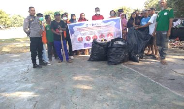 Kerja-Bakti-Masal-Pemisahan-dan-Pengolahan-Sampah-Plastik-di-Kelurahan-Wuring:-Bhabinkamtibmas-dan-UNIPA-Dukung-Pemberdayaan-Ekonomi-Masyarakat