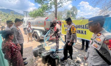 Polres-Sikka-Salurkan-Bantuan-Air-Bersih-kepada-Warga-Terdampak-Krisis-Air-di-Kecamatan-Talibura
