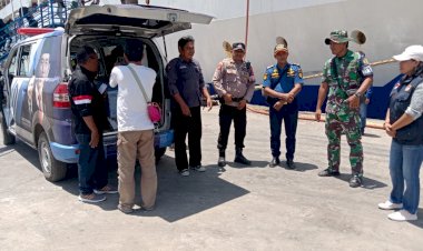 PERSONIL-POSPOL-KPPP-LAUT,POLRES-SIKKA-LAKSANAKAN-PENGAMANAN-PEMULANGAN-JENASAH-ASAL-KAB.MANGGARAI.