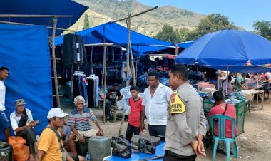 Polsek-Paga-Gelar-Patroli-di-Pasar-Lekebai,-Sampaikan-Himbauan-Kamtibmas-dan-Pilkada