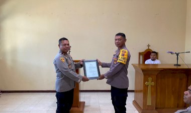 Wakapolres-Sikka-Serahkan-Piagam-SK-Penamaan-Tempat-Ibadah-Gereja-Oikumene-Polres-Sikka