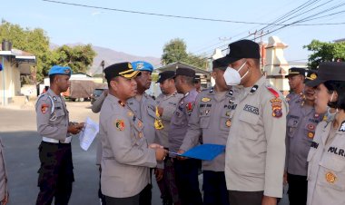 Disela-sela-Pelaksanaan-Apel-Pagi-Wakapolres-Sikka-Mengecek-kehadiran-Personil