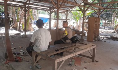 Bhabinkamtibmas-Desa-Wairterang-Laksanakan-Giat-Patroli-Sambang-di-Desa-Binaannya