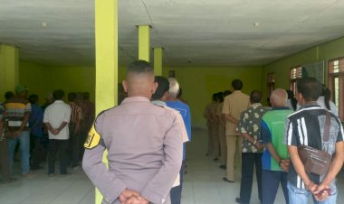 Jelang-Pemilu-,Bhabinkamtibmas-Palue-Tegaskan-Tolak-Politik-Uang-Dan-Hoaks