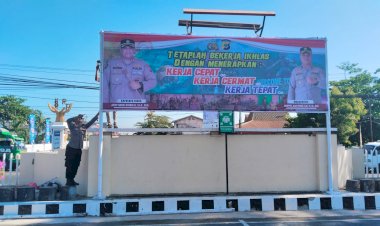 Polres-Sikka-Pasang-Baliho-Himbauan:-Kerja-Ikhlas,-Cepat,-Cermat,-dan-Tepat-untuk-Seluruh-Personel
