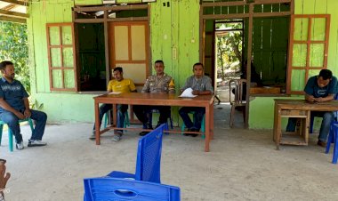 Bhabinkamtibmas-Desa-Begu-Gelar-Diskusi-Publik,-Warga-Berkomitmen-Jaga-Keamanan-Jelang-Pemilukada-2024