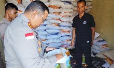 Kapolres-Sikka-Tinjau-Pendistribusian-Beras-Bulanan-untuk-Personel-Polres-Sikka