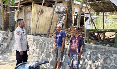 Kegiatan-sambang-dan-patroli-dialogis-oleh-Bhabinkamtibmas-Polsek-Lela,Polres-Sikka.