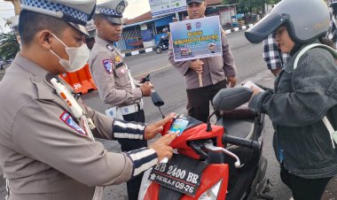 Gelar-Ops-Zebra-Turangga-2024,-Sat-Lantas-Polres-Sikka-Pasang-Stiker-Himbauan