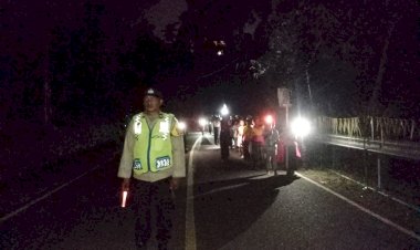 *Umat-Katolik-Laksanakan-Perarakan-Arca-Bunda-Maria*