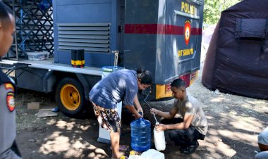 Polda-NTT-Berbagi-Kasih:-Salurkan-Bantuan-Makanan-dan-Air-Minum-untuk-Warga-Terdampak-Konflik-di-Flores-Timur