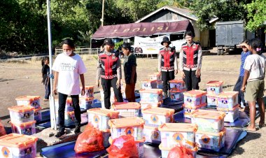 Polwan-DitSamapta-Polda-NTT-Bagikan-Bansos-ke-Masyarakat-Desa-Bugalima