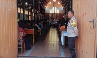PERSONIL-POLSEK-LELA-LAKSANAKAN-PENGAMANAN-DAN-PATROLI-DIBTEMPAT-IBADAH-(-GEREJA-)-DI-WILAYAH-HUKUM-POLSEK-LELA