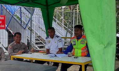 PERSONIL-POSPOL-KPPP-UDARA-POLRES-SIKKA-LAKSANAKAN-MONITORING-JADWAL-PENERBANGAN-DI-BANDARA-FRANS-SEDA-MAUMERE