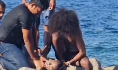 Aksi-Heroik!-Polisi-di-Sikka-Selamatkan-Nyawa-Anak-yang-Nyaris-Tenggelam-di-Pantai-Lokaria