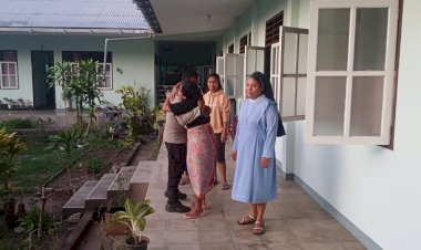 Pengungsi-Erupsi-Gunung-Lewotobi-Tiba-di-Sikka,-Satu-Korban-Meninggal-Dunia