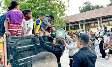 Sinergitas-Polri-bersama-TNI-dan-Pemda-Flotim-Tangani-Situasi-Pasca-Erupsi-Gunung-Api-Lewotobi-Laki-laki