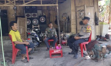 Menjelang-Pilkada,-Bhabinkamtibmas-Desa-Kolidetung-Gelar-Patroli-Dialogis-dan-Sambang-Warga