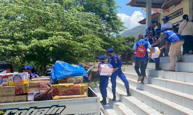 Polairud-Polda-NTT-Salurkan-Bantuan-Sembako-untuk-Pengungsi-Erupsi-Gunung-Lewotobi-di-Posko-Konga