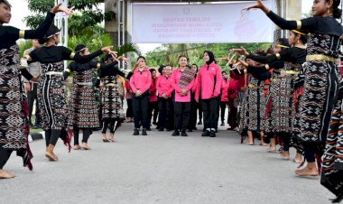 Kunjungan-Ketua-Umum-Bhayangkari-Ny.-Juliati-Sigit-Prabowo-ke-Polres-Kupang,-Berikan-Bantuan-Kemanusiaan