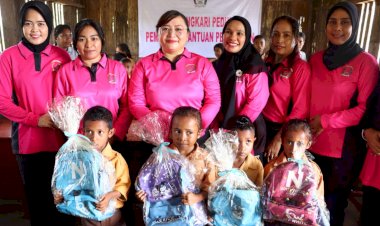 Bhayangkari-Polres-Sikka-Beri-Bantuan-Pendidikan-untuk-SD-Kelas-Jauh-di-Dusun-Terpencil-Bora-Blupur