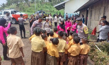 POLRES-SIKKA-MEMBERIKAN-BANTUAN-FASILITAS-PENDIDIKAN--UNTUK-SEKOLAH--TERTINGGAL-(-TIDAK-LAYAK-)-DI-SEKOLAH-DASAR-KELAS-JAUH-BORA-BLUPUR,-DUSUN-BORA-BLUPUR,-DURA-BEKOR,-KEC.BOLA,-KAB.SIKKA