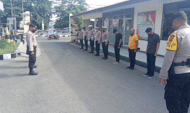 Selaku-Pawas-Ipda-Leonardus-Tunga,S.M-Lakukan-Pengecekan-Personil-Piket-SPKT-dalam-Upaya-Tingkatkan-Kedisiplinan-dan-Pelayanan