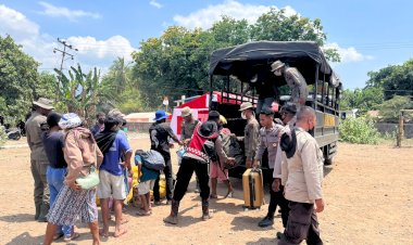 Personel-Polres-Sikka-Terlibat-Operasi-Kemanusiaan-di-Kabupaten-Flores-Timur-untuk-Bantu-Korban-Erupsi-Gunung-Lewotobi