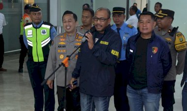 2-Pelaku-Kasus-Judi-Online-Libatkan-Pegawai-Komdigi-Tiba-di-Bandara-Soetta