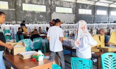 KEGIATAN-HARI-KEEMPAT-PENGESETAN-DAN-PENGEPAKAN-PERLENGKAPAN-PEMUNGUTAN-SUARA,-DUKUNGAN-PERLENGKAPAN-LAINNYA-DAN-PERLENGKAPAN-PEMUNGUTAN-SUARA-LAINNYA-OLEH-KPU-KAB.-SIKKA