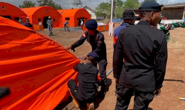 Brimob-Polda-NTT-Bantu-Korban-Erupsi-Gunung-Lewotobi-dengan-Air-Bersih,-Evakuasi,-dan-Dapur-Lapangan