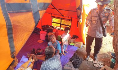 Personel-Polres-Sikka-Aktif-Berikan-Pelayanan-dan-Keamanan-di-Lokasi-Pengungsian-Erupsi-Gunung-Lewotobi