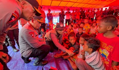 Tinjau-Posko-Pengungsian-Erupsi-Lewotobi,-Kapolri-Pastikan-Pelayanan-dan-Kebutuhan-Warga