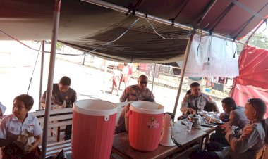 Personel-Gabungan-Polri-TNI-Bersama-Relawan-Siapkan-Makan-Pagi-untuk-Pengungsi-Erupsi-Gunung-Lewotobi