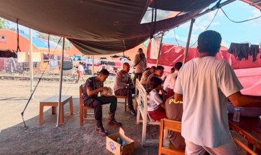 PERSONIL-BKO-POLRES-SIKKA-LAKSANAKAN-GIAT-MEMASAK-DAN-MENYIAPKAN-MAKAN-PAGI-UNTUK-KORBAN-ERUPSI-GUNUNG-LEWOTOBI-POSKO-KANADA/KOBASOMA.