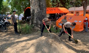 Polres-Sikka-Lakukan-Pembersihan-dan-Penataan-Jalan-Menuju-Lokasi-Pengungsian-untuk-Jamin-Akses-Aman