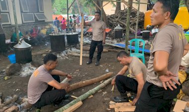 Personil-Polres-Sikka-melaksanakan-kegiatan-membangun-dapur-umum-di-lokasi-pengungsian-terdampak-erupsi-gunung-Lewotobi