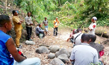Bhabinkamtibmas-Desa-Iligai-Intensifkan-Patroli,-Serukan-Pesan-Damai-Jelang-Pilkada-Sikka-2024