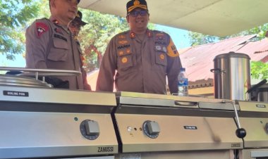 Kapolres-Sikka-Pantau-Langsung-Lokasi-Pengungsian-Dampak-Erupsi-Gunung-Lewotobi-Laki-Laki