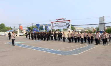 Wakapolres-Sikka-Pimpin-Apel-Pagi-Personil-Siaga-Rayon-Kota-dan-Brimob-untuk-Pengamanan-Pemungutan-Suara