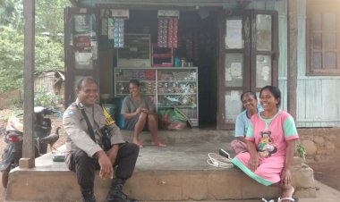 Bhabinkamtibmas-Desa-Riit-Lakukan-Patroli-Dialogis-Bersama-Warga-Binaanya