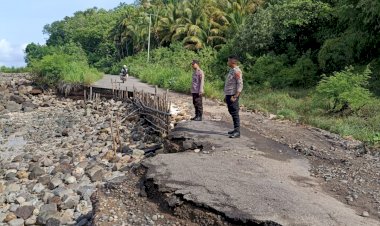 Polsek-Subsektor-Nebe-Pantau-Abrasi-yang-Mengancam-Jalan-Negara-Pantura-di-Sikka
