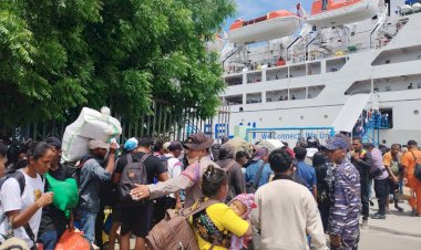 Polres-Sikka-Perketat-Pengamanan-di-Pelabuhan-Laurens-Say-Akibat-Lonjakan-Penumpang-pada-Libur-Panjang-Natal-dan-Tahun-Baru