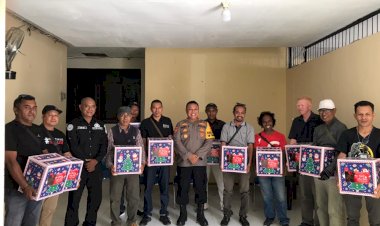 Polres-Sikka-Bagikan-Parcel-Natal-kepada-Wartawan-sebagai-Bentuk-Apresiasi