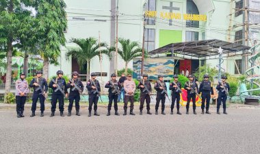 Pastikan-Berjalan-Aman-dan-Kondusif,-Personil-Polres-Sikka-Lakukan-Pengamanan-Gereja-untuk-Ibadah-Natal-2024