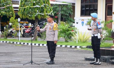 Wakapolres-Sikka-Pimpin-Apel-Rutin,-Tekankan-Disiplin-dan-Penegakan-Aturan