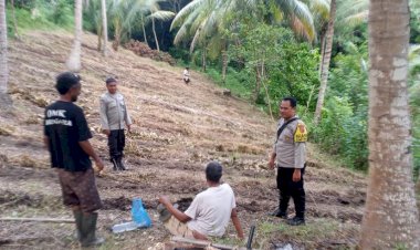 Bhabinkamtibmas-Desa-Lela-Dampingi-Petani-Siapkan-Lahan-untuk-Program-1-Juta-Hektar-Jagung