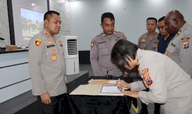 Kapolres-Sikka-pimpin-Kegiatan-Sosialisasi-DIPA/RKA-KL-dan-Penandatanganan-Pakta-Integritas-Polres-Sikka-T.A.-2025