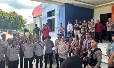Polres-Sikka-Amankan-Aksi-Spontan-Pedagang-Pasar-Alok-Tuntut-Perubahan-Sistem-Parkir-dan-Keamanan